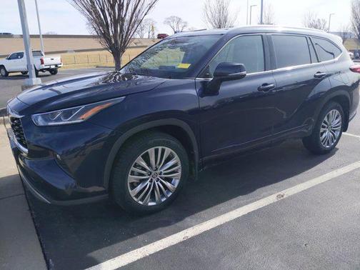 2022 Toyota Highlander Platinum