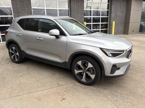 2025 Volvo XC40 B5 Plus Bright Theme