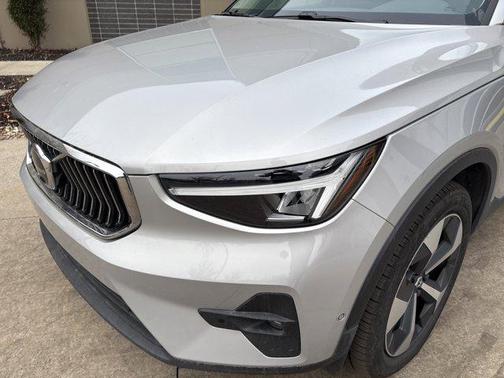 2025 Volvo XC40 B5 Plus Bright Theme