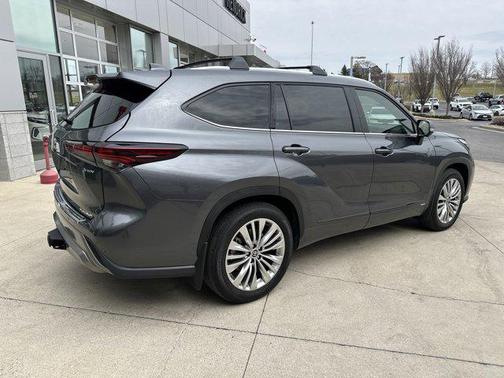 Magnetic Gray Metallic 2025 Toyota Highlander Hybrid Platinum
