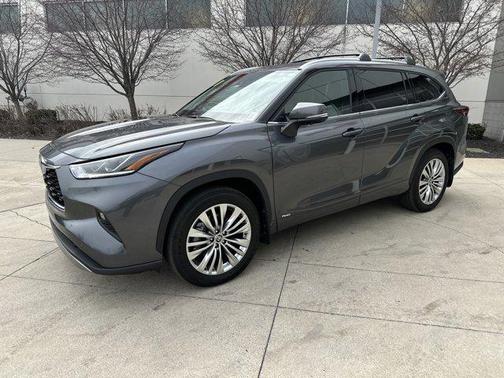 Magnetic Gray Metallic 2025 Toyota Highlander Hybrid Platinum