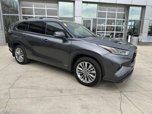 Magnetic Gray Metallic 2025 Toyota Highlander Hybrid Platinum
