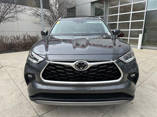 Magnetic Gray Metallic 2025 Toyota Highlander Hybrid Platinum
