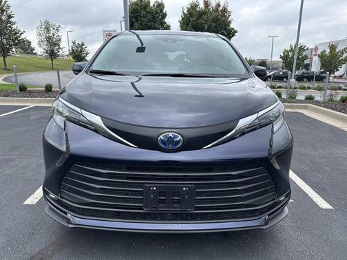 2025 Toyota Sienna XLE 8 Passenger