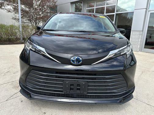2023 Toyota Sienna LE