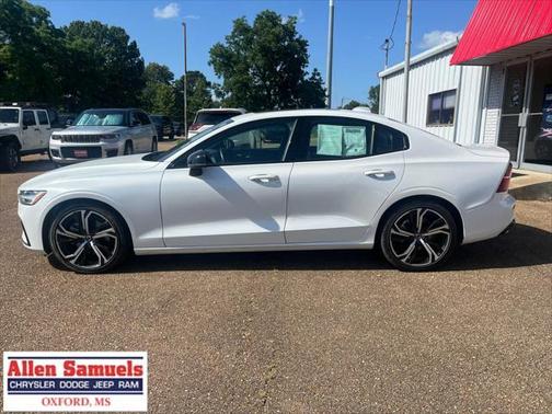 2024 Volvo S60 B5 Core Dark Theme