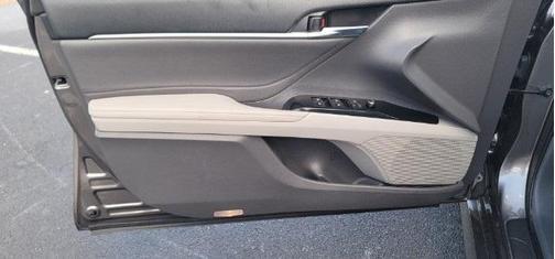 Photo 5 of 7 of 2018 Toyota Camry XLE