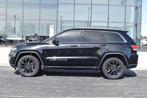 Diamond Black Crystal Pearlcoat 2020 Jeep Grand Cherokee Laredo