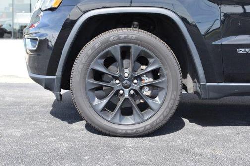 Diamond Black Crystal Pearlcoat 2020 Jeep Grand Cherokee Laredo