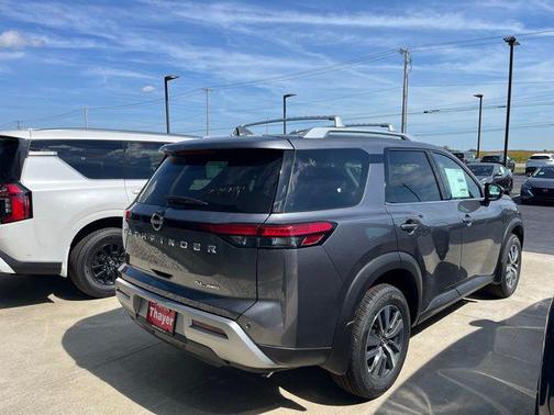 2025 Nissan Pathfinder SV 4WD