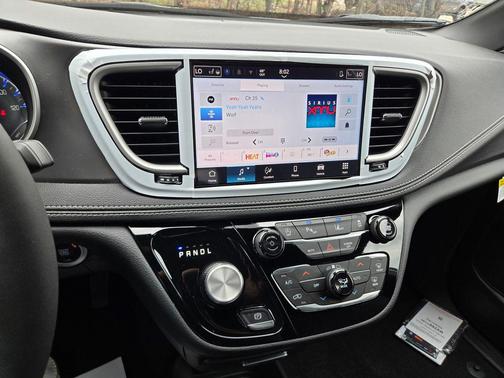 Bright White Clearcoat 2026 Chrysler Pacifica L