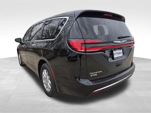 Diamond Black Crystal Pearlcoat 2026 Chrysler Pacifica L