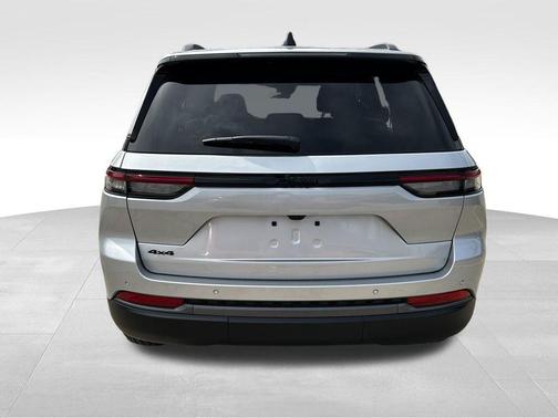 Silver Zynith 2026 Jeep Grand Cherokee Altitude