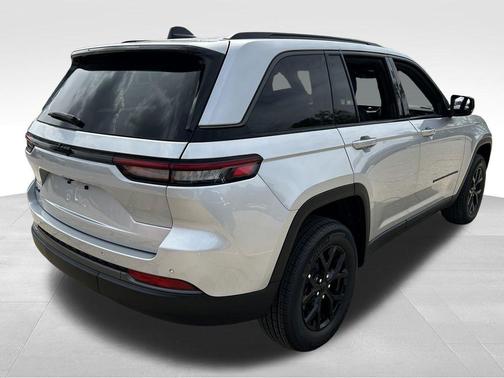 Silver Zynith 2026 Jeep Grand Cherokee Altitude