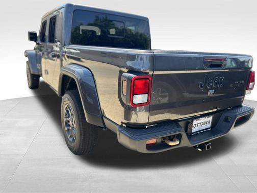 Granite Crystal Metallic Clearcoat 2026 Jeep Gladiator 85th Anniversary Edition