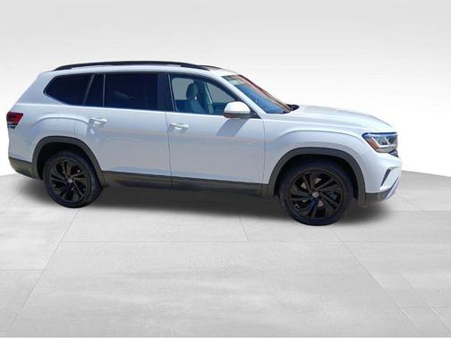 Pure White 2022 Volkswagen Atlas 3.6L SE w/Technology