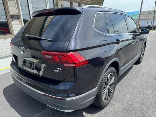 Deep Black Pearl Metallic 2018 Volkswagen Tiguan 2.0T SE 4MOTION