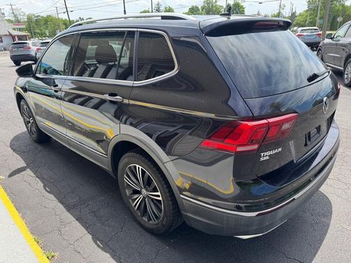 Deep Black Pearl Metallic 2018 Volkswagen Tiguan 2.0T SE 4MOTION