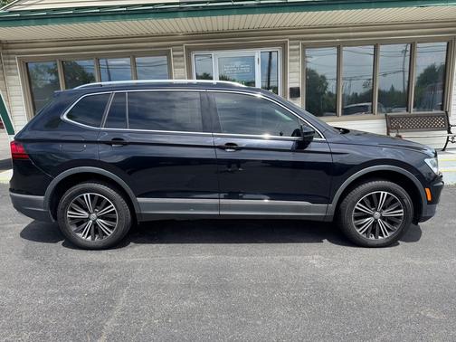 Deep Black Pearl Metallic 2018 Volkswagen Tiguan 2.0T SE 4MOTION