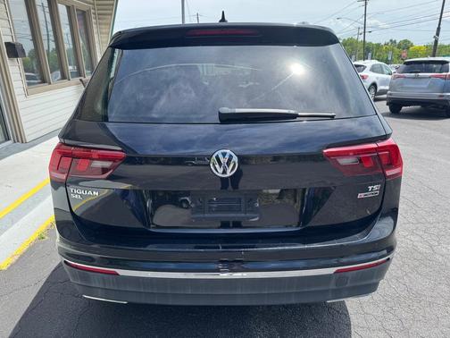 Deep Black Pearl Metallic 2018 Volkswagen Tiguan 2.0T SE 4MOTION