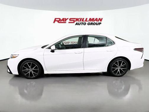 White 2024 Toyota Camry SE