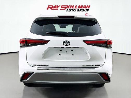 Pearl 2022 Toyota Highlander Platinum