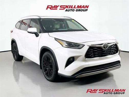 Pearl 2022 Toyota Highlander Platinum