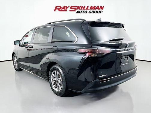 2024 Toyota Sienna XLE