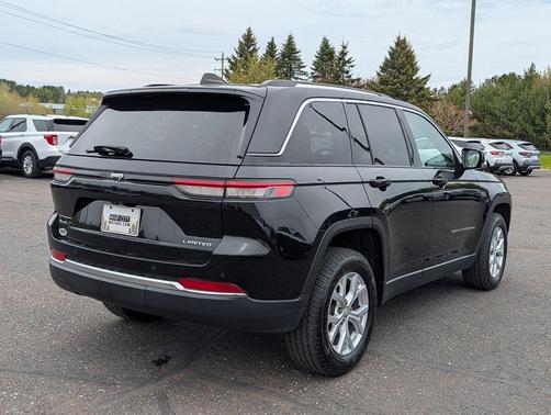 Diamond Black Crystal Pearlcoat 2023 Jeep Grand Cherokee Limited