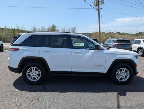 Bright White Clearcoat 2023 Jeep Grand Cherokee Laredo