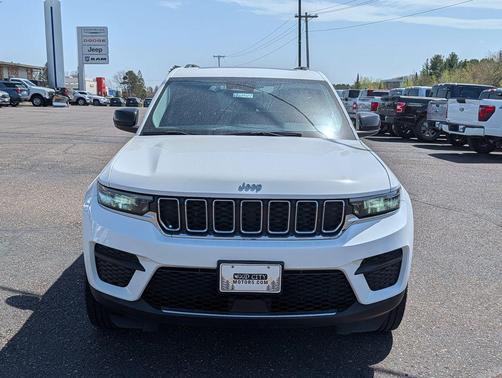 Bright White Clearcoat 2023 Jeep Grand Cherokee Laredo