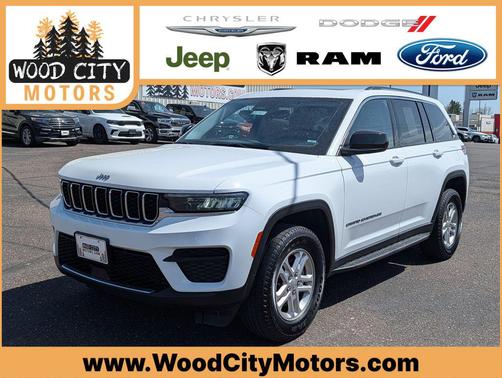 Bright White Clearcoat 2023 Jeep Grand Cherokee Laredo
