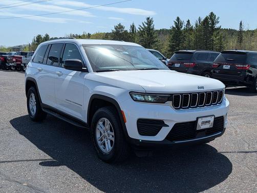 Bright White Clearcoat 2023 Jeep Grand Cherokee Laredo