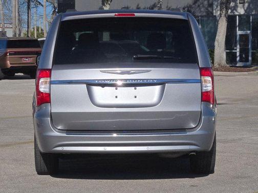 2016 Chrysler Town & Country Touring-L