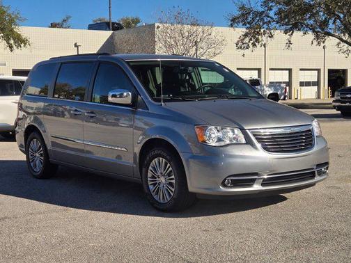 2016 Chrysler Town & Country Touring-L