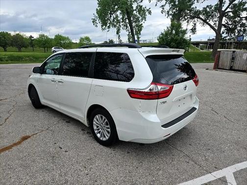 2017 Toyota Sienna XLE