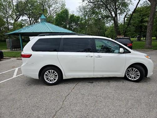 2017 Toyota Sienna XLE