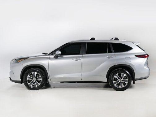 Celestial Silver Metallic 2023 Toyota Highlander XLE