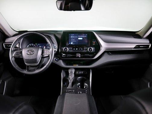 Celestial Silver Metallic 2023 Toyota Highlander XLE