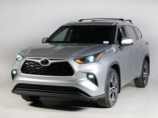 Celestial Silver Metallic 2023 Toyota Highlander XLE