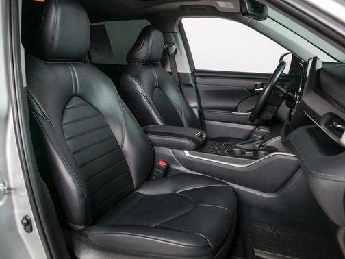 Celestial Silver Metallic 2023 Toyota Highlander XLE