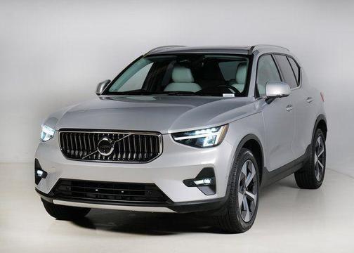 2025 Volvo XC40 B5 Plus Bright Theme