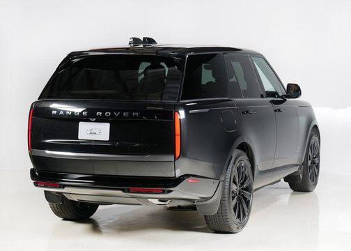 Santorini Black 2026 Land Rover Range Rover P550e SE