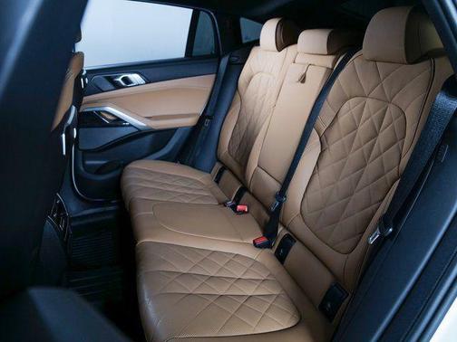 Mineral White Metallic 2024 BMW X6 xDrive40i