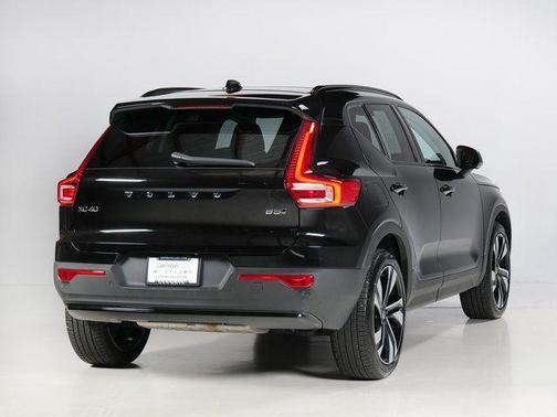 Onyx Black Metallic 2025 Volvo XC40 B5 Plus Dark Theme