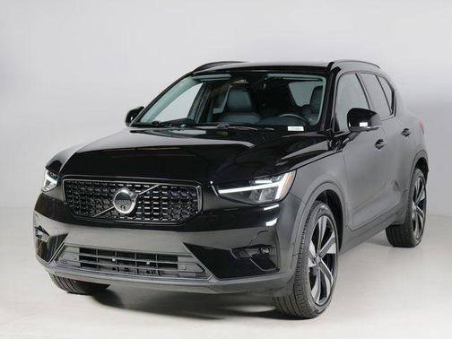 Onyx Black Metallic 2025 Volvo XC40 B5 Plus Dark Theme