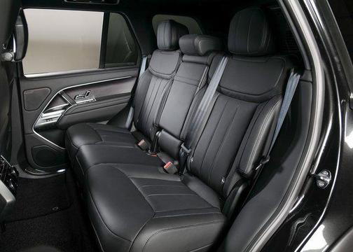 Santorini Black 2026 Land Rover Range Rover P400 SE