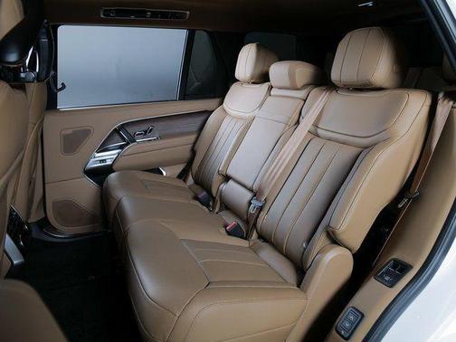 Fuji White 2026 Land Rover Range Rover P400 SE 7 Seat