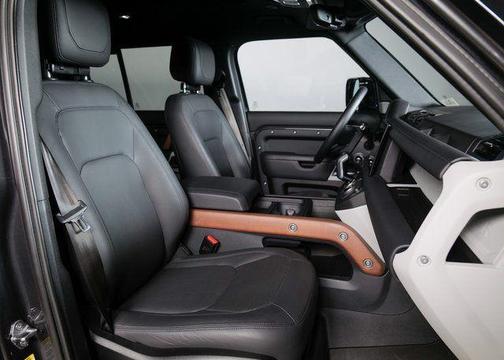 2023 Land Rover Defender SE