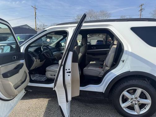 White 2018 Ford Explorer Base